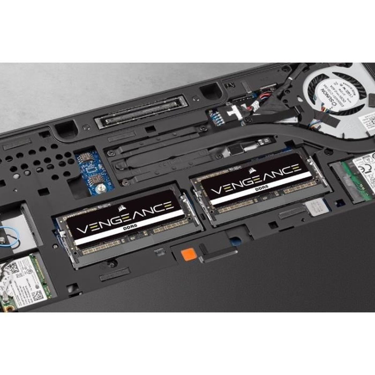 Zwei RAM-Module in einem Laptop. Die Module sind mit Vengeance DDR5 beschriftet.