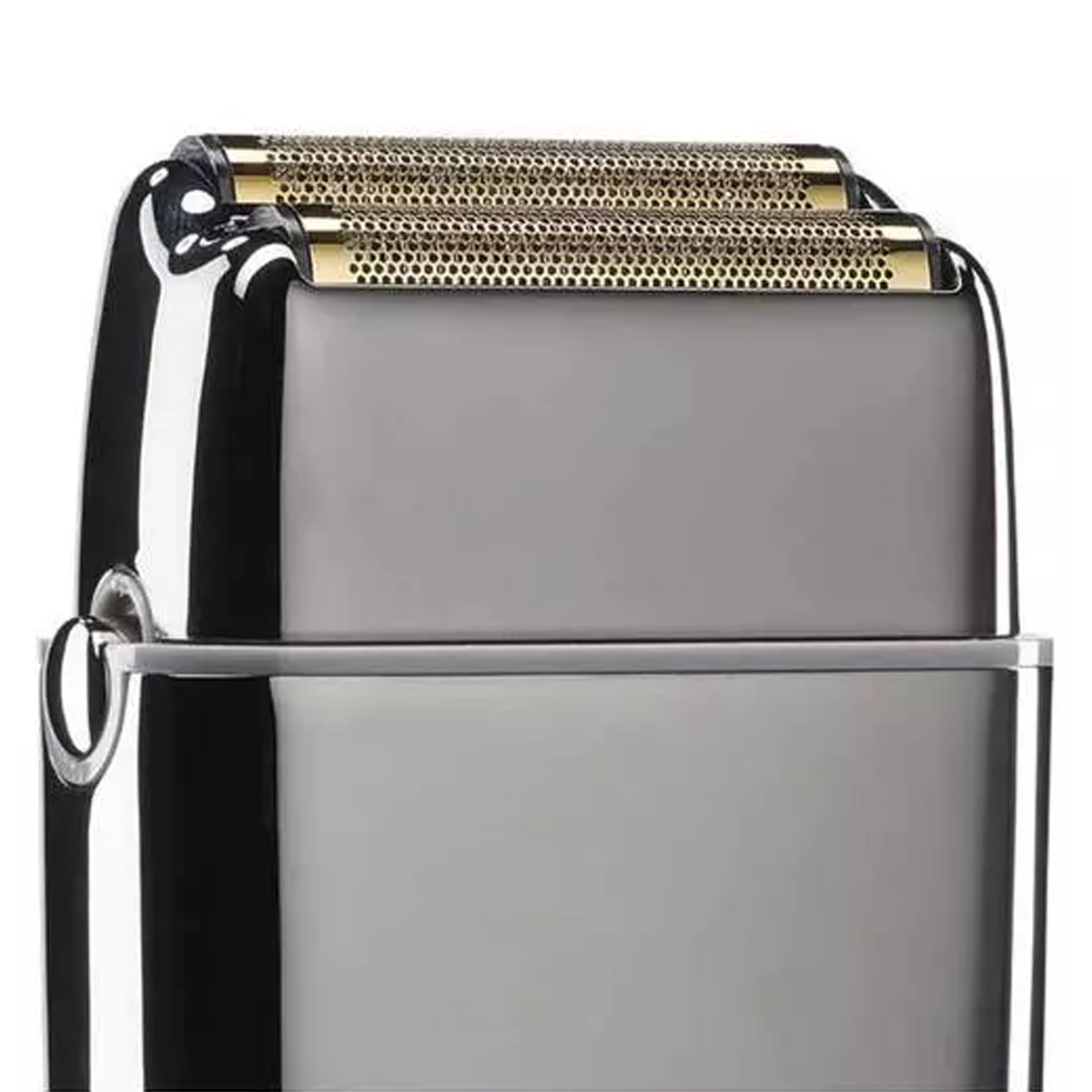 Zbliżenie srebrno-czarnej golarki elektrycznej z trzema złotymi foliami.