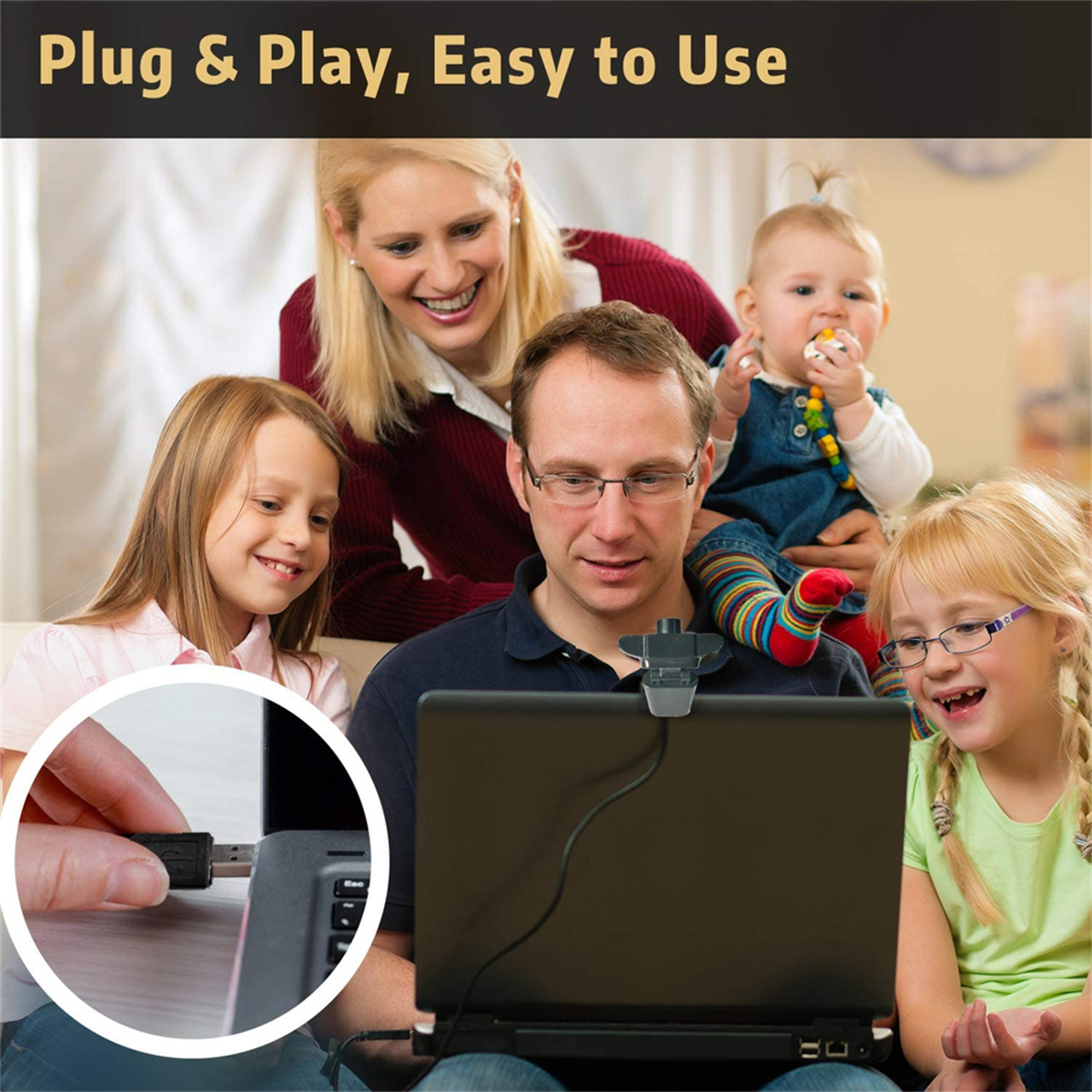 Familie benutzt Laptop mit Webcam. Person steckt USB ein. Baby und zwei Mädchen schauen zu.