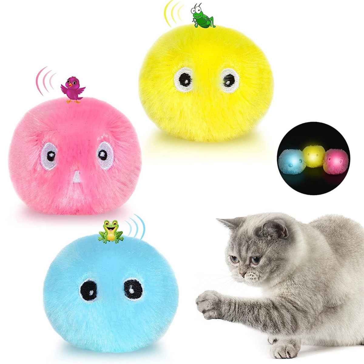 Drei Plüsch-Katzen-Spielzeuge mit Gesichtern und eine Katze. Ein Spielzeug leuchtet. Weißer Hintergrund.