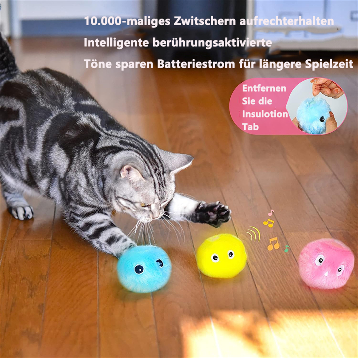 Eine Katze spielt mit drei bunten, runden Spielzeugen auf einem Holzboden.