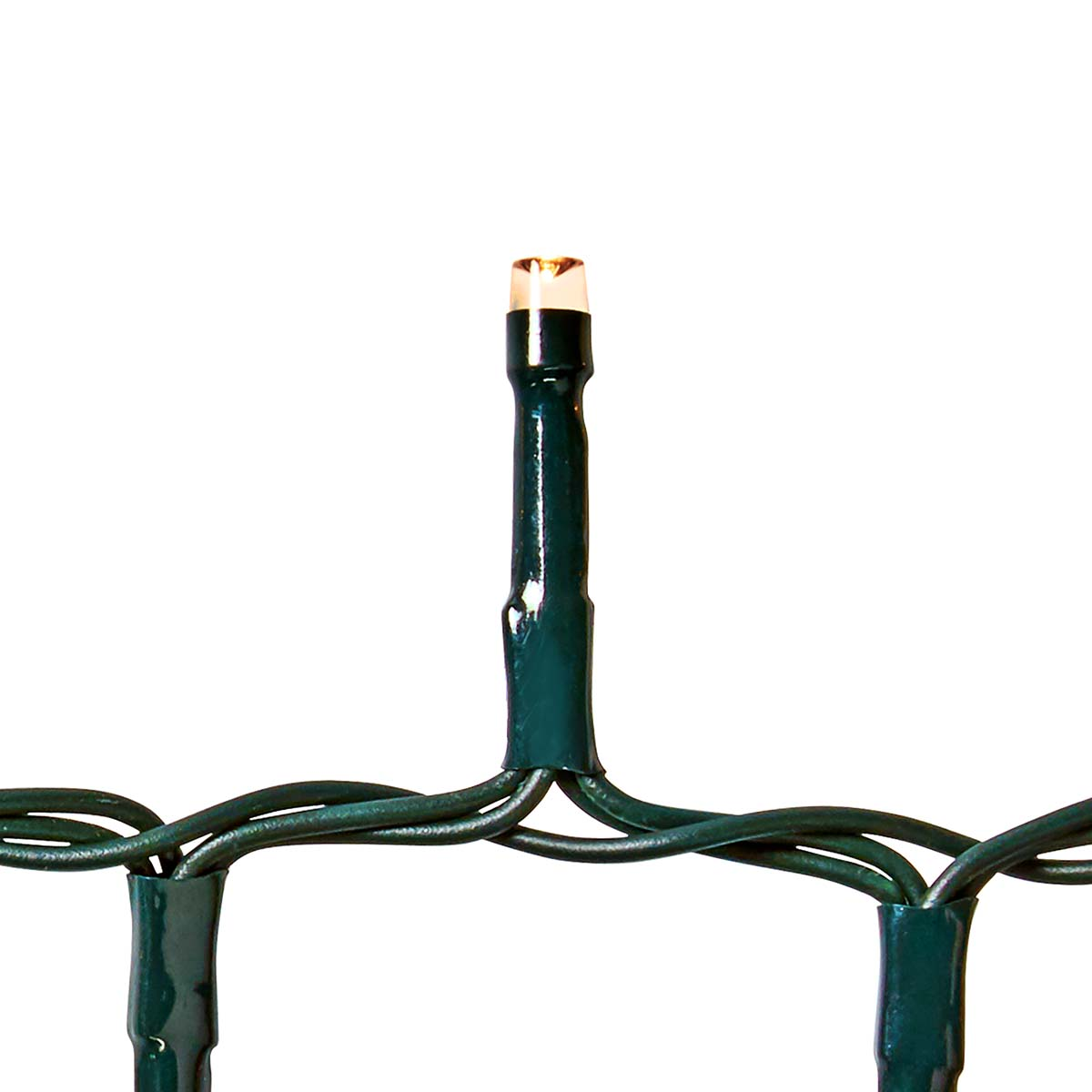 Close-up van groene kerstverlichting met één brandende LED-lamp.