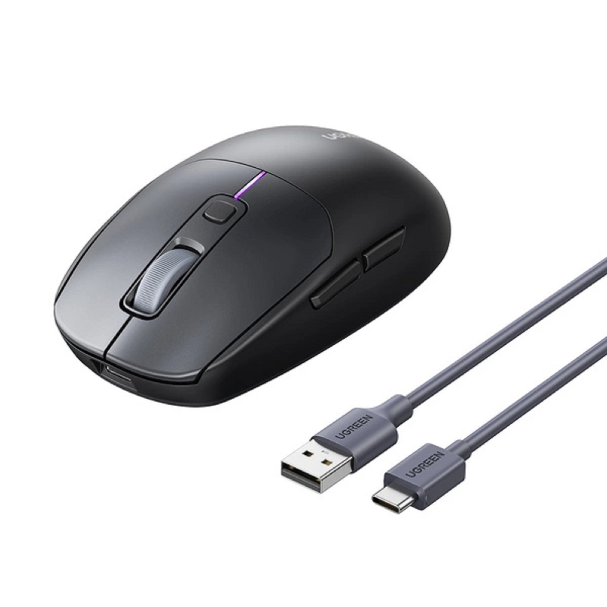 Schwarze kabellose Maus mit einem USB- und USB-C-Kabel, auf weißem Hintergrund.