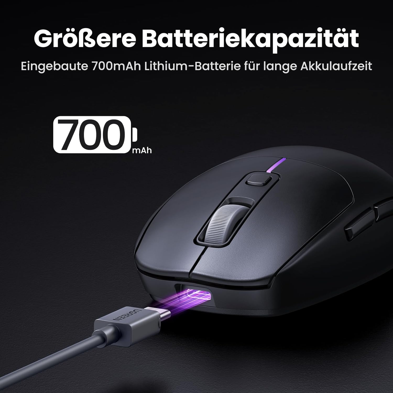 Schwarze kabellose Maus mit angeschlossenem Ladekabel. Ein lila Licht zeigt das Laden an.