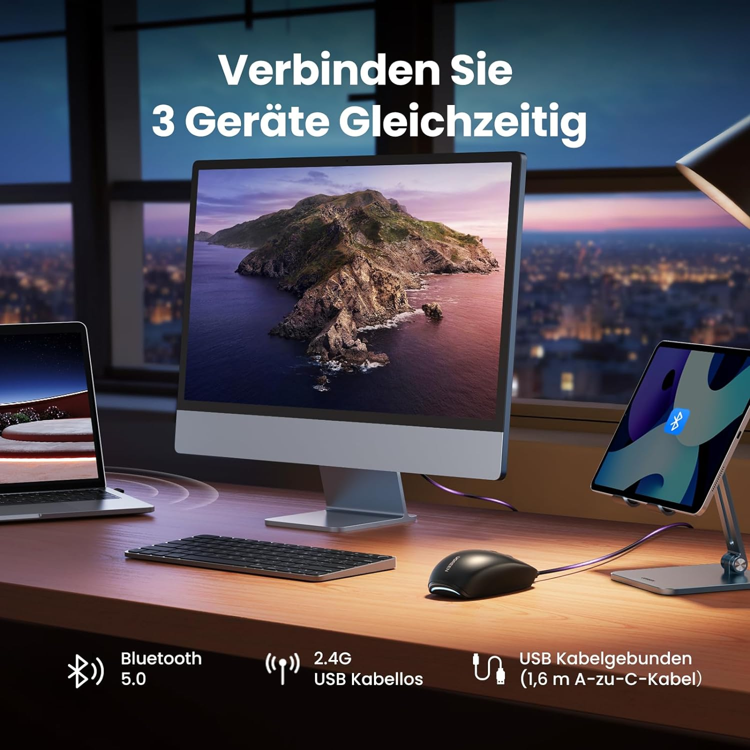 Ein Desktop-Setup mit Monitor, Laptop, Tastatur, Maus und Tablet. Der Monitor und das Tablet sind mit Kabeln verbunden.
