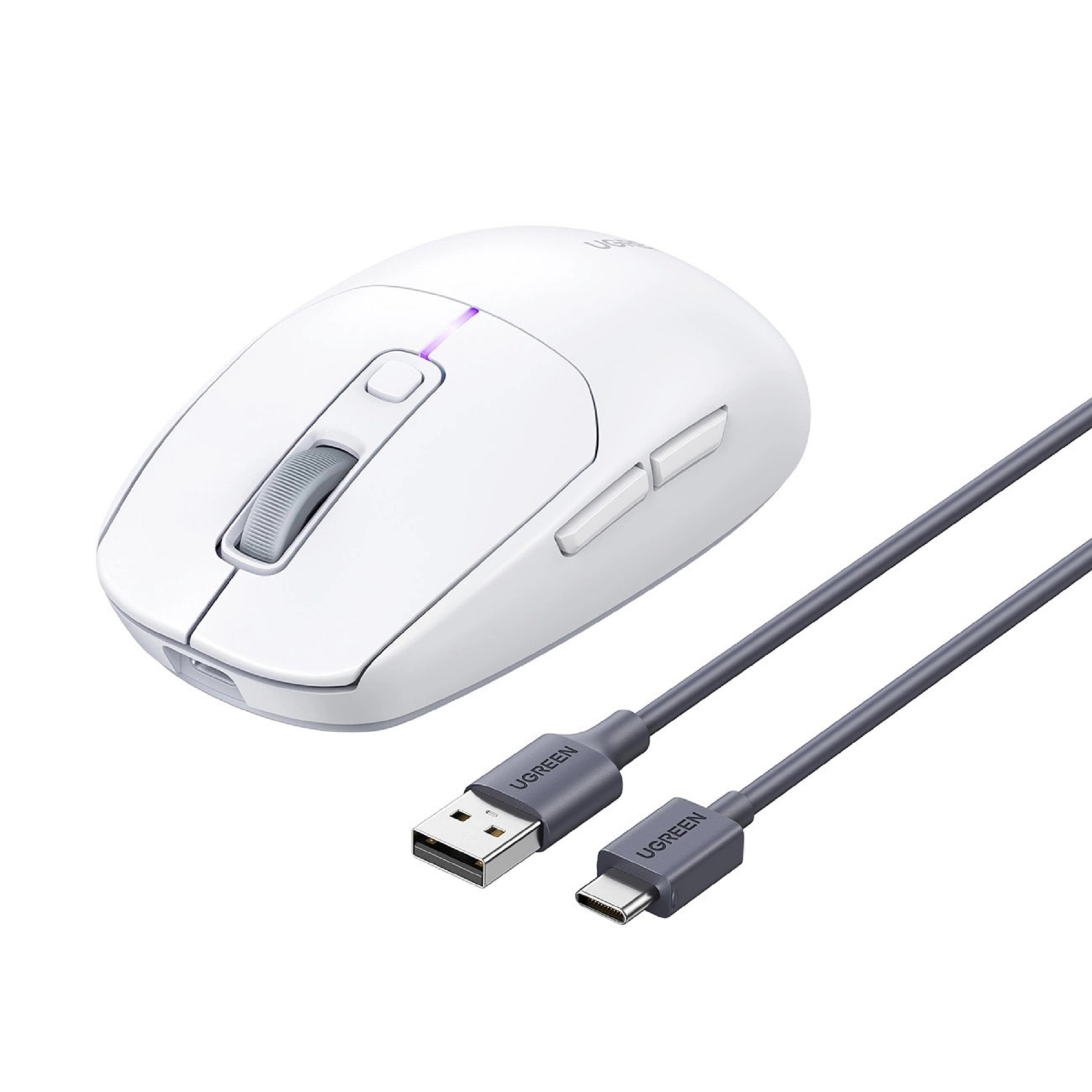 Weiße kabellose Maus mit einem USB- und USB-C-Kabel, auf weißem Hintergrund.