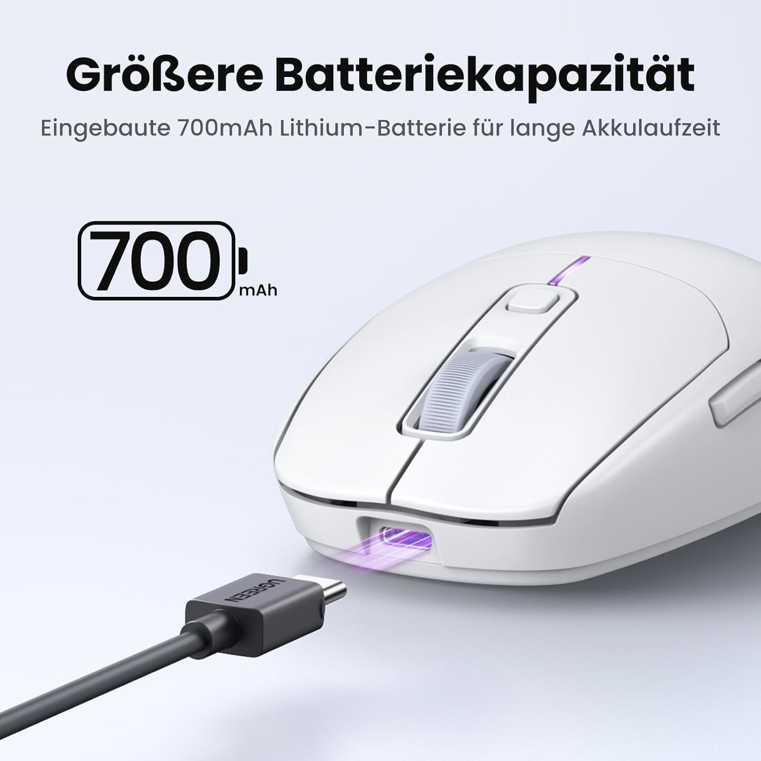 Eine weiße, kabellose Maus, die mit einem Ladekabel verbunden ist, zeigt die Batteriekapazität.