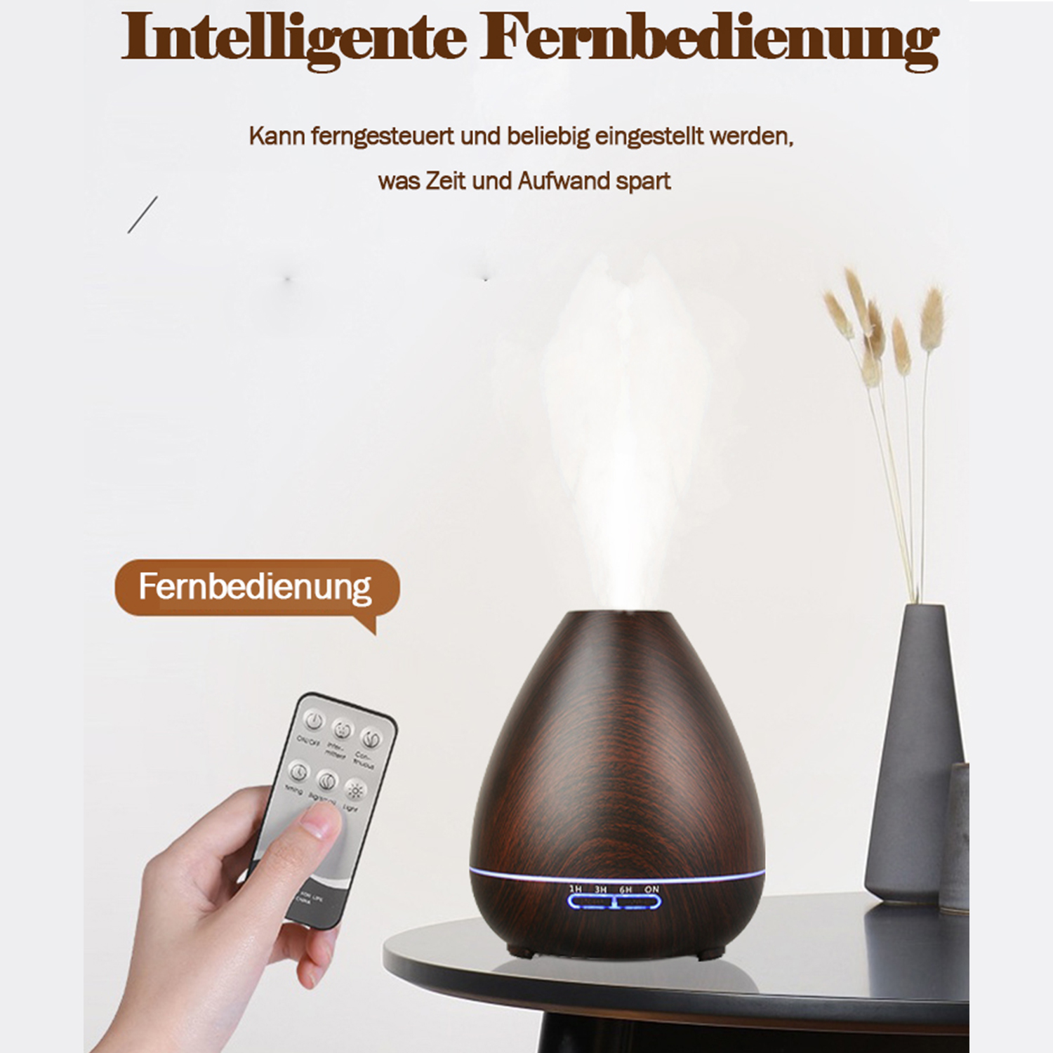 Brauner Aroma-Diffusor mit Fernbedienung. Zeigt eine Hand, die die Fernbedienung mit Einstellungen hält. Ästhetisches Design.