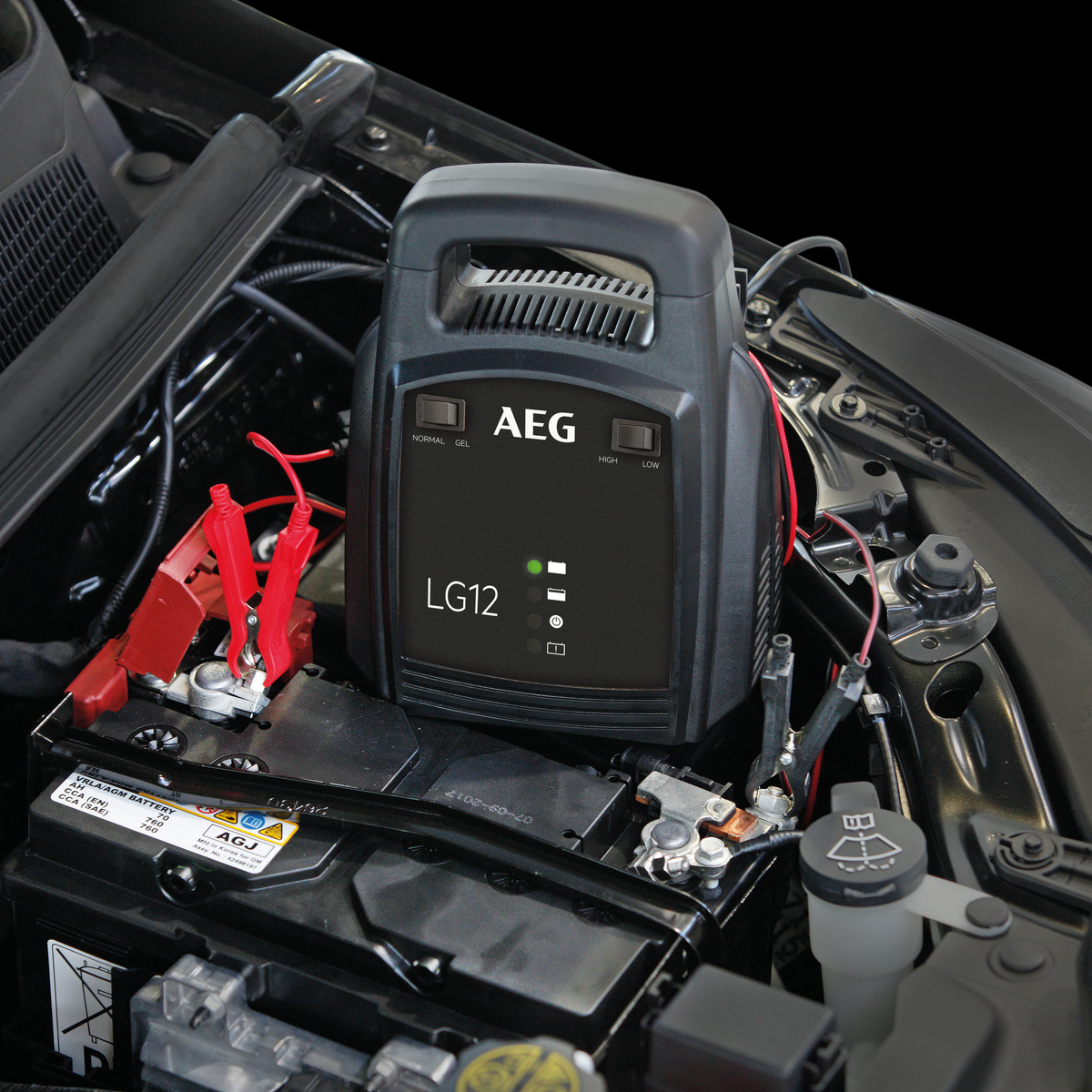 AEG LG12 Autobatterieladegerät auf einer Autobatterie.