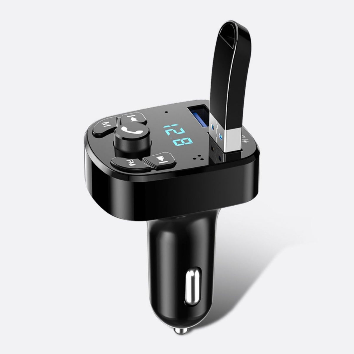Ein schwarzes Autoladegerät mit USB-Anschluss und Digitalanzeige 12,8.