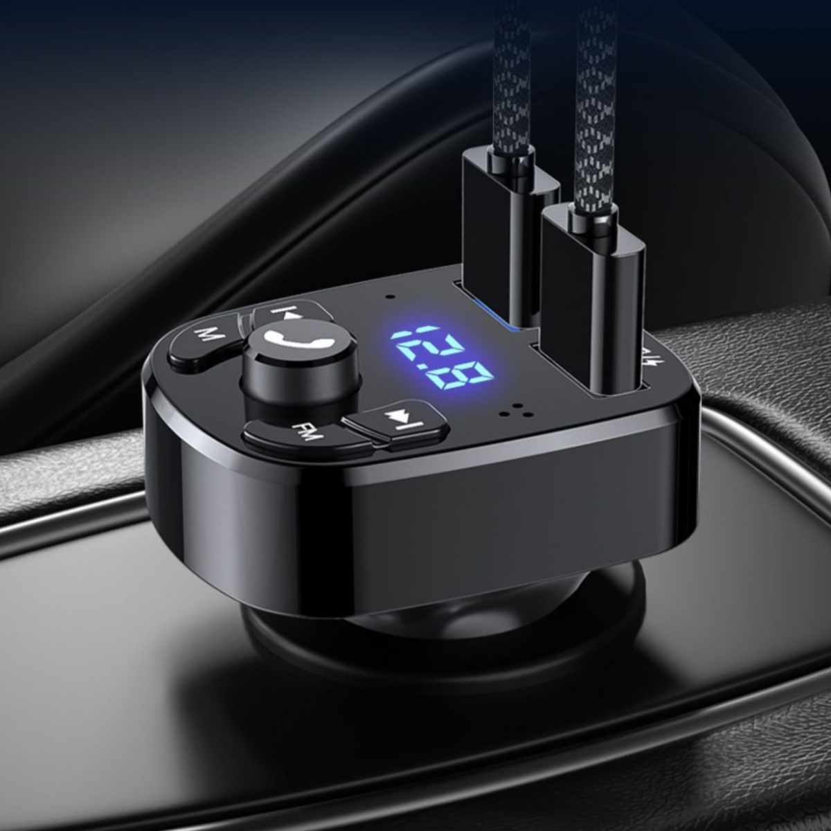 Ein schwarzes Autogerät mit Digitalanzeige und zwei Ladekabeln.