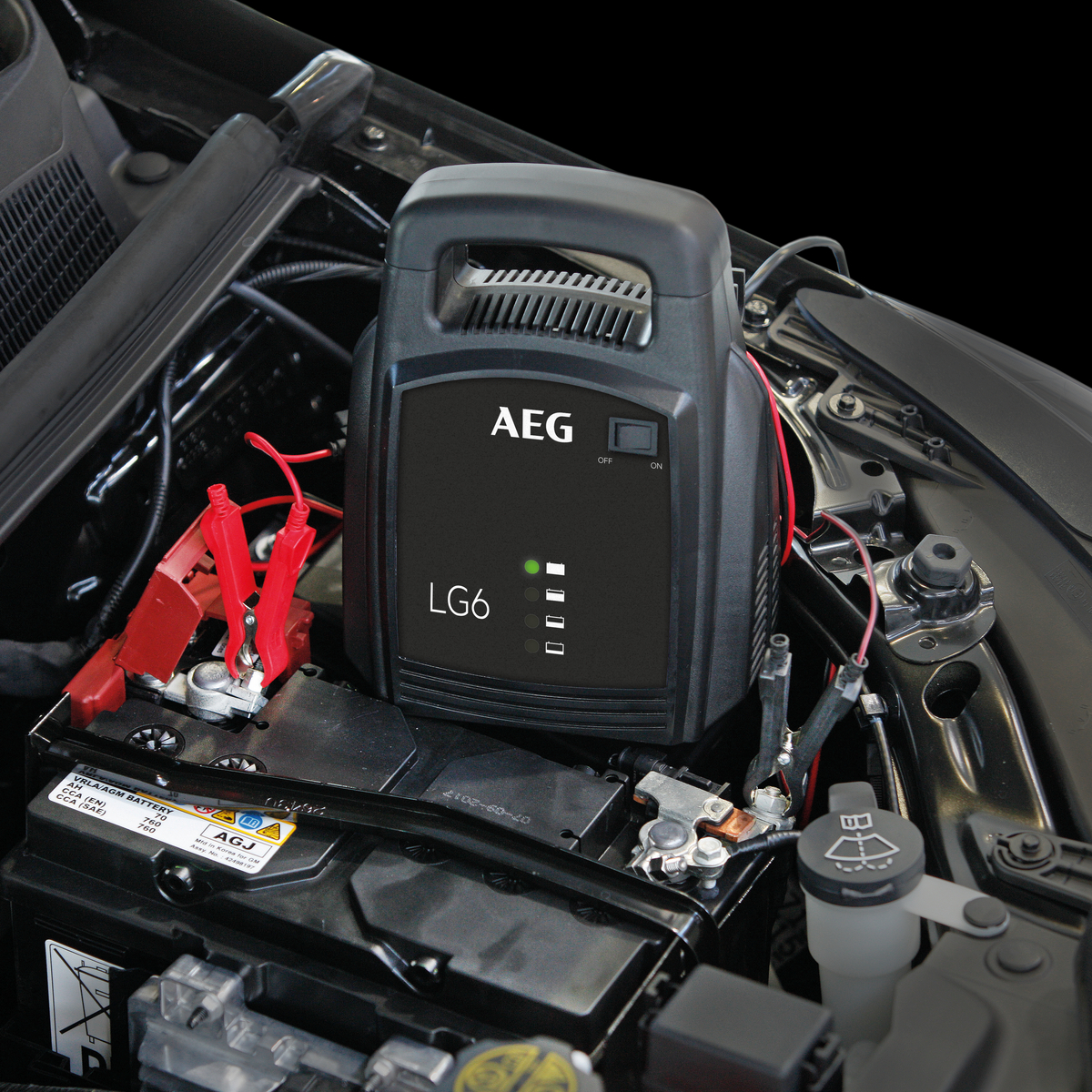 AEG LG6 Autobatterieladegerät auf einer Autobatterie.