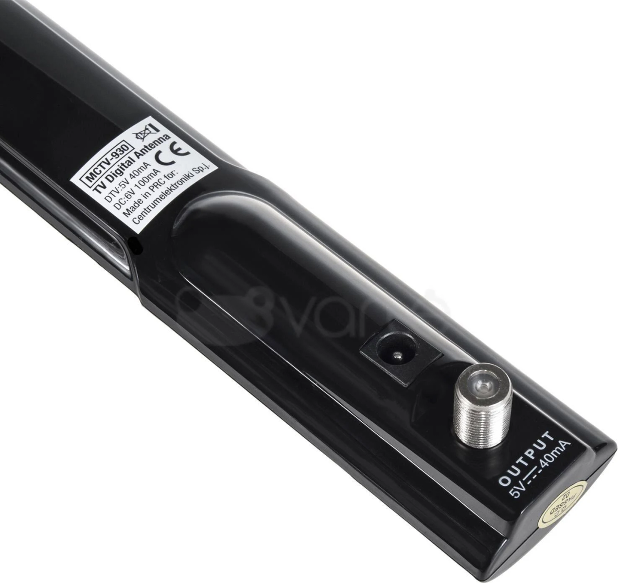 Czarna antena cyfrowa TV z białym tekstem i złączem, na ciemnym tle.