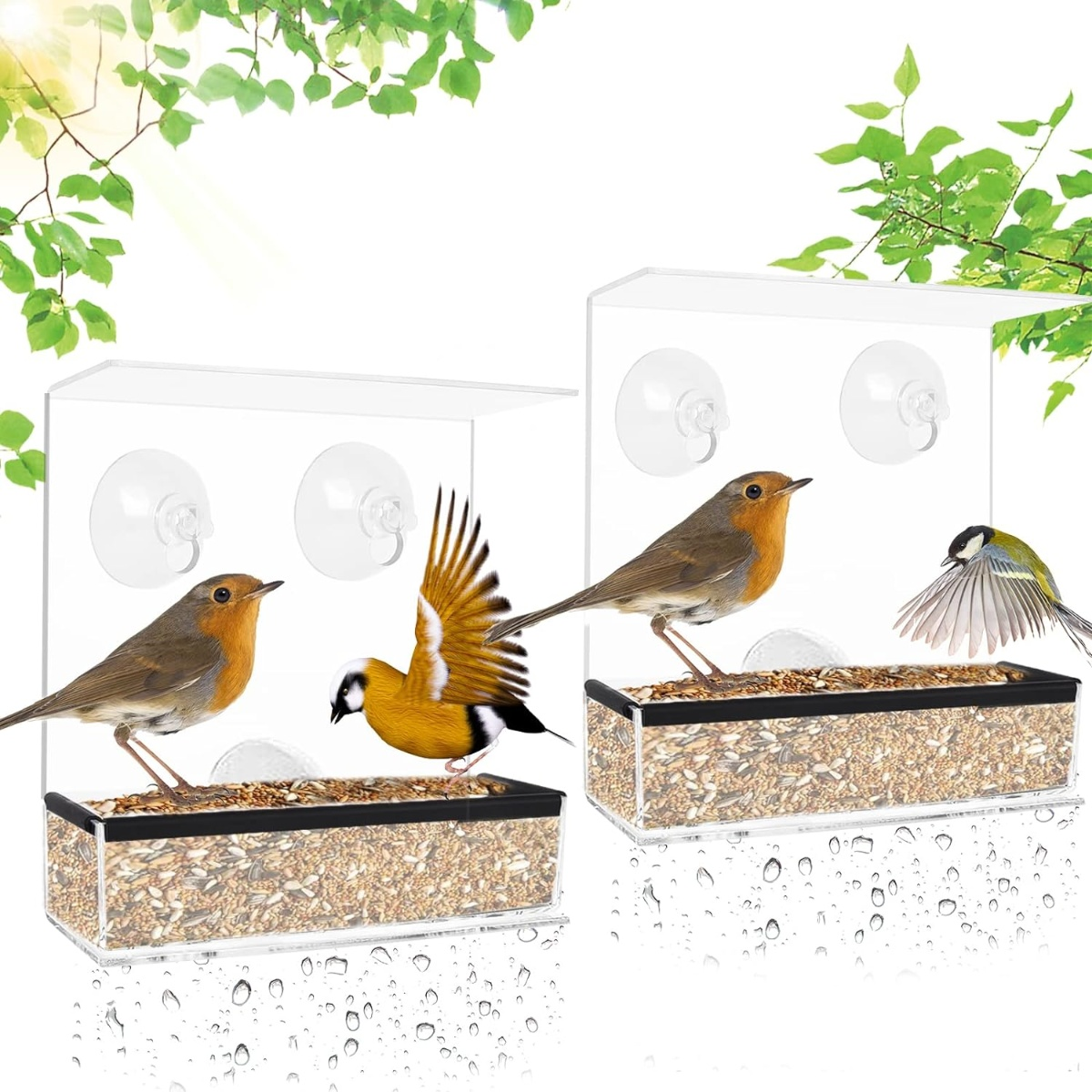 Zwei durchsichtige Vogelfutterhäuschen an einem Fenster mit Vögeln und Samen darin.