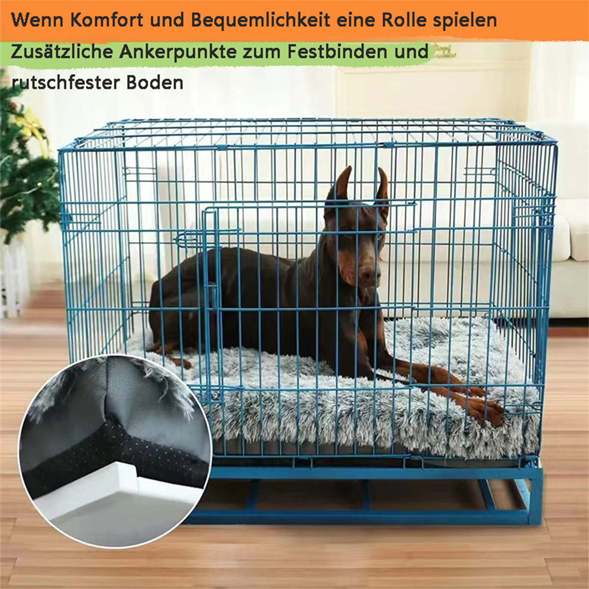 Ein Hund in einem blauen Drahtkäfig mit einem flauschigen Bett. Der Hund ist braun, der Käfig steht vor einer Pflanze.