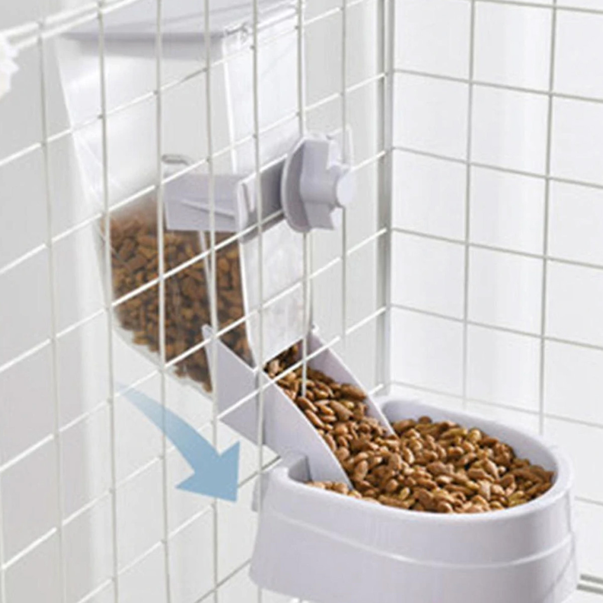 Ein Haustierfutterspender, bei dem Futter aus einem transparenten Behälter in eine weiße Schüssel fließt.