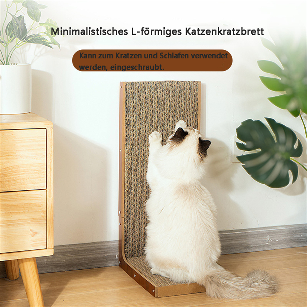 Eine Katze kratzt an einem Kratzbrett. Das Brett ist L-förmig und an einer Wand in der Nähe eines Holzschranks montiert.