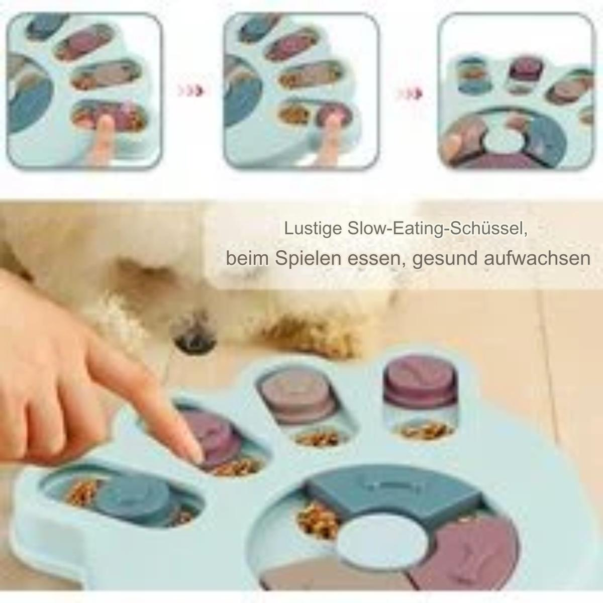 Hund interagiert mit einem Puzzle-Futterautomaten. Nahaufnahme des Futterautomaten und der Pfote des Hundes.