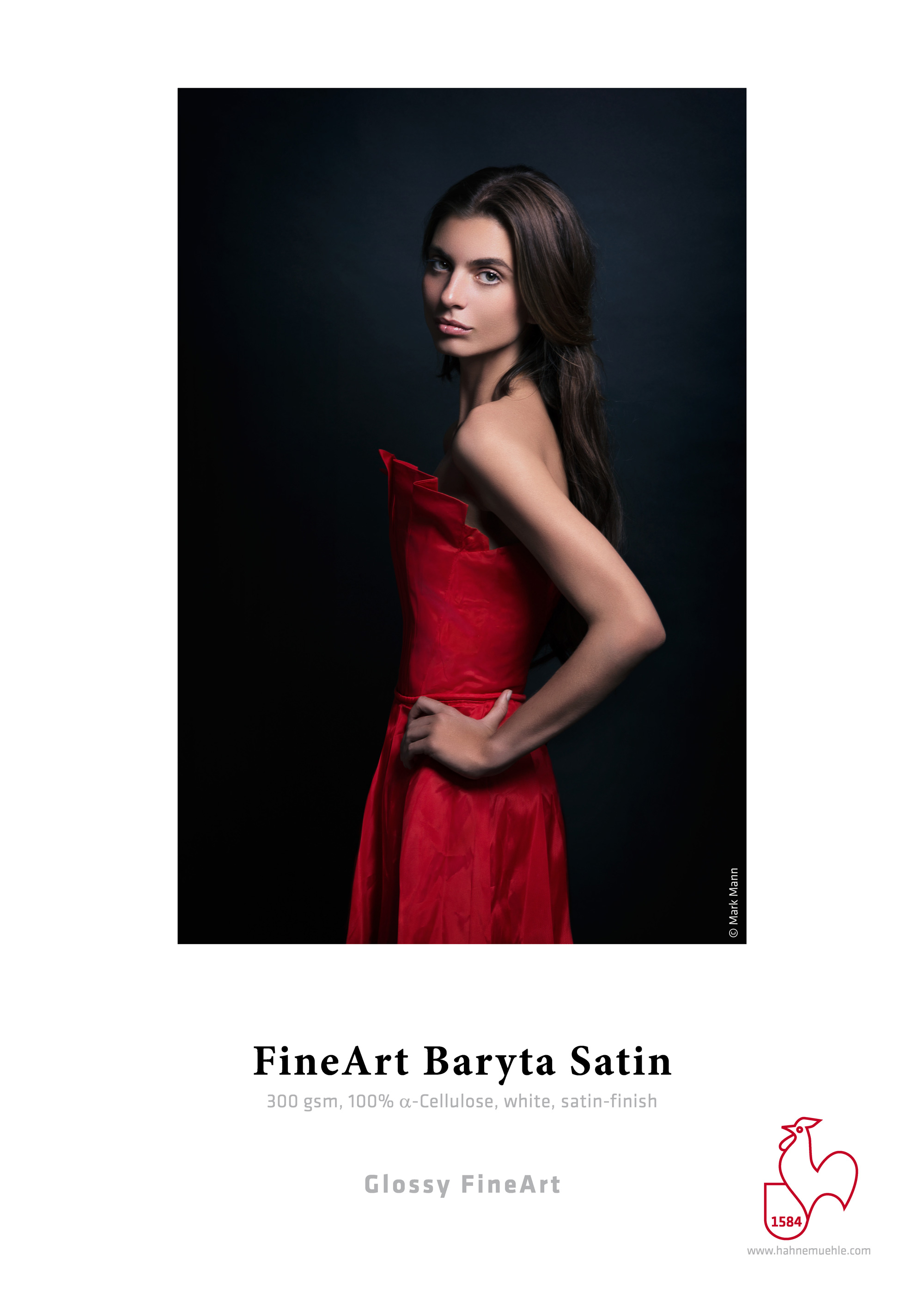 Eine Frau in rotem Kleid posiert vor dunklem Hintergrund. Text unten: 'FineArt Baryta Satin'.
