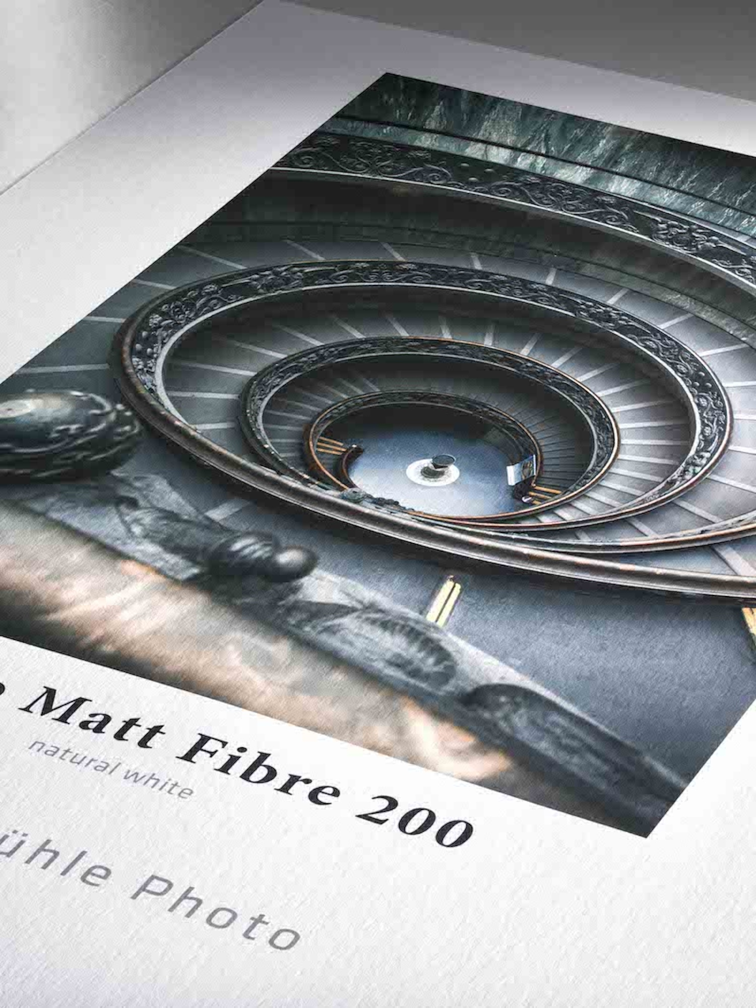 Spiraltreppenbild auf weißem Papier. Das Bild hat die Worte 'Matt Fibre 200' und 'natural white'.