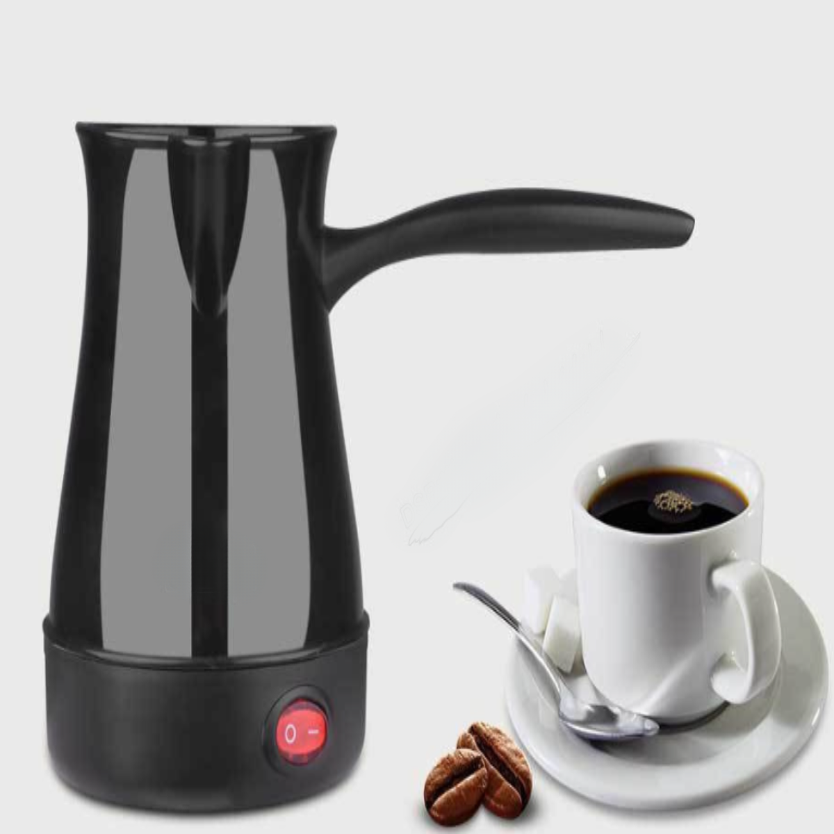 Schwarzer elektrischer Kaffeebereiter mit Kaffeetasse und Zuckerwürfeln, auf weißem Grund.