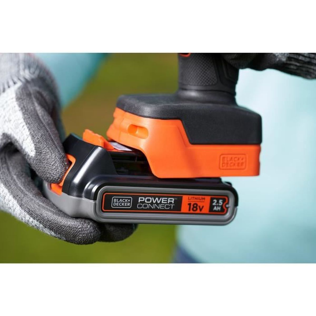 Eine Hand, die einen schwarzen und orangenen Akku für ein Elektrowerkzeug hält. Der Akku zeigt 18V und 2,5 AH.