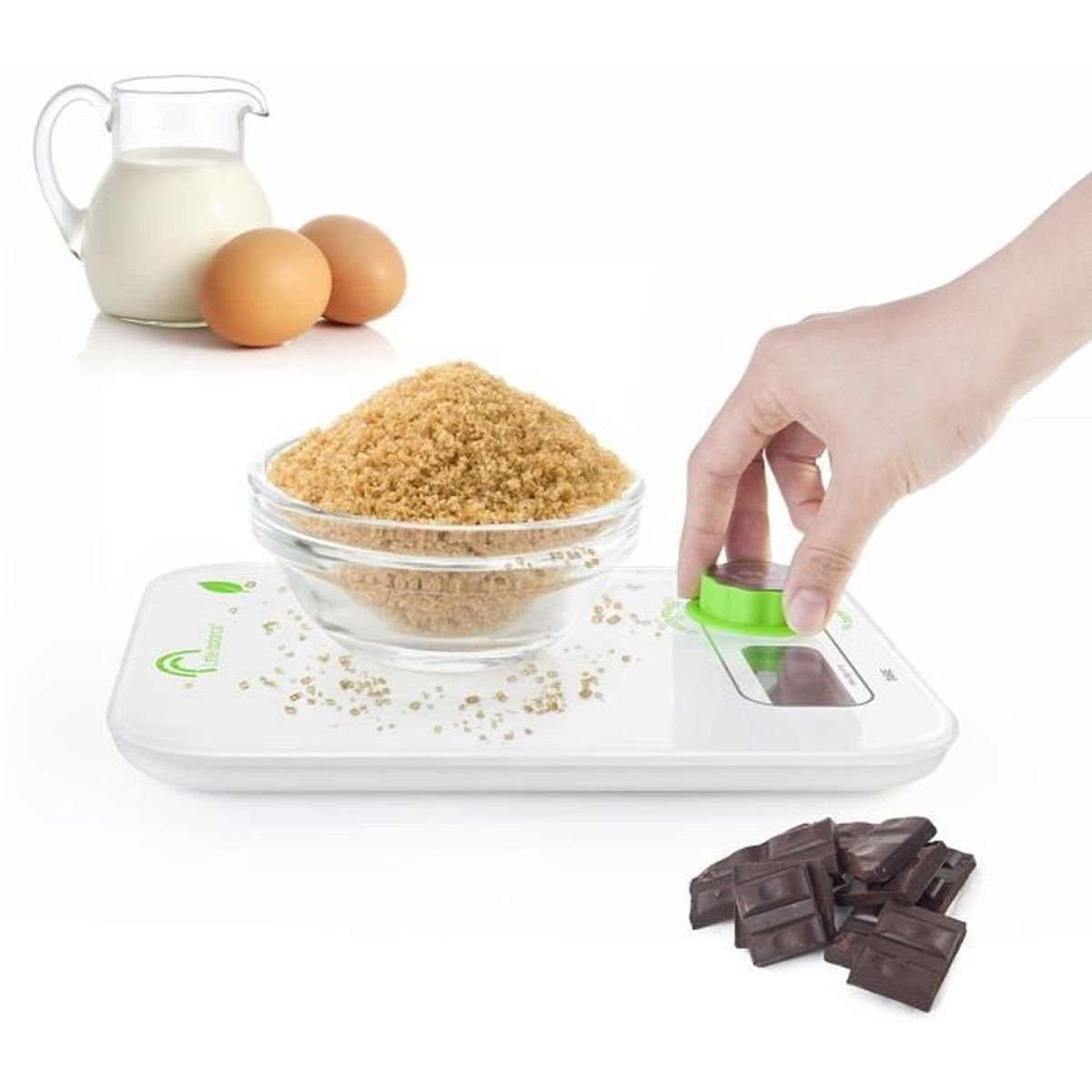Digitale Waage mit Zutaten: brauner Zucker, Eier, Milch und Schokoladenstücke, auf weißer Basis.