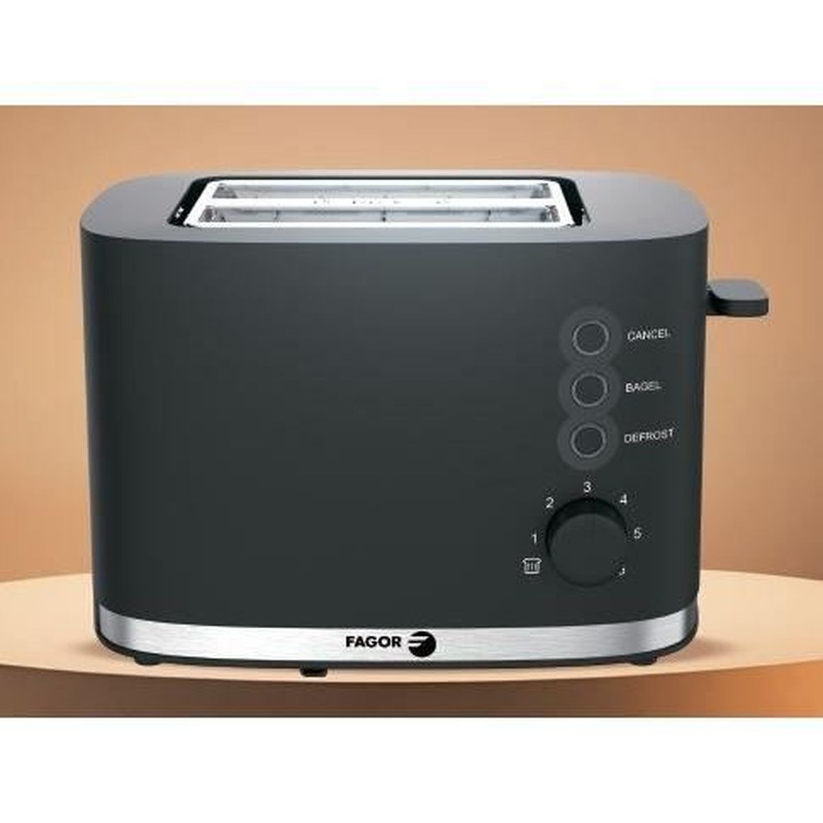Schwarzer Toaster auf heller Oberfläche. Er hat Knöpfe und einen Chrom-Sockel.