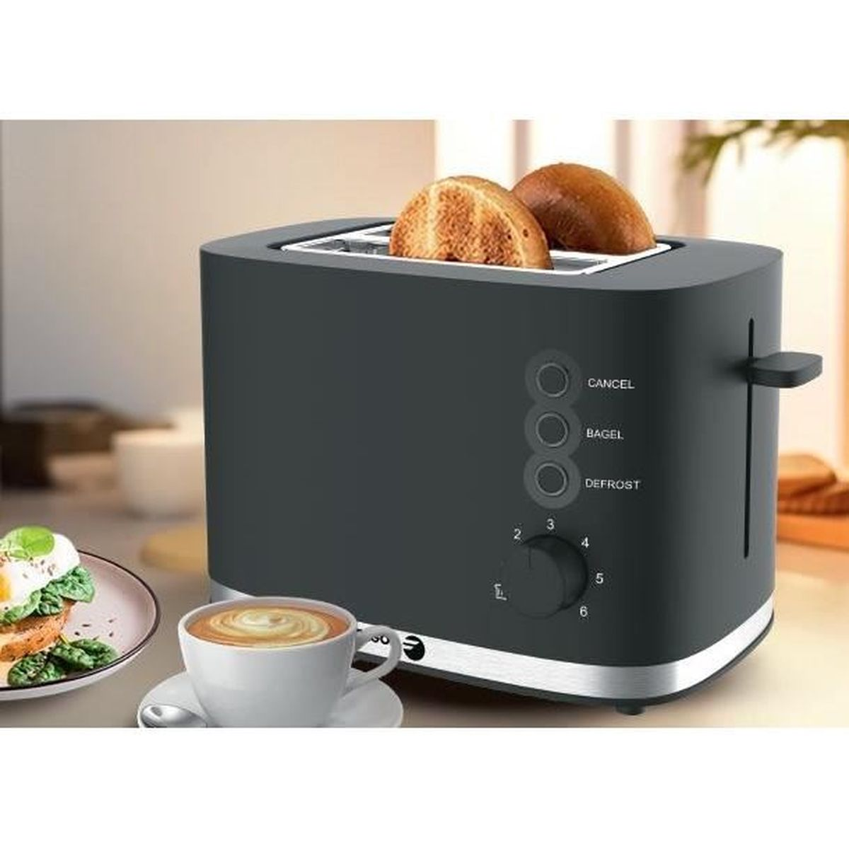 Toaster mit zwei Toastscheiben, eine Kaffeetasse mit Latte und ein Teller mit Essen.