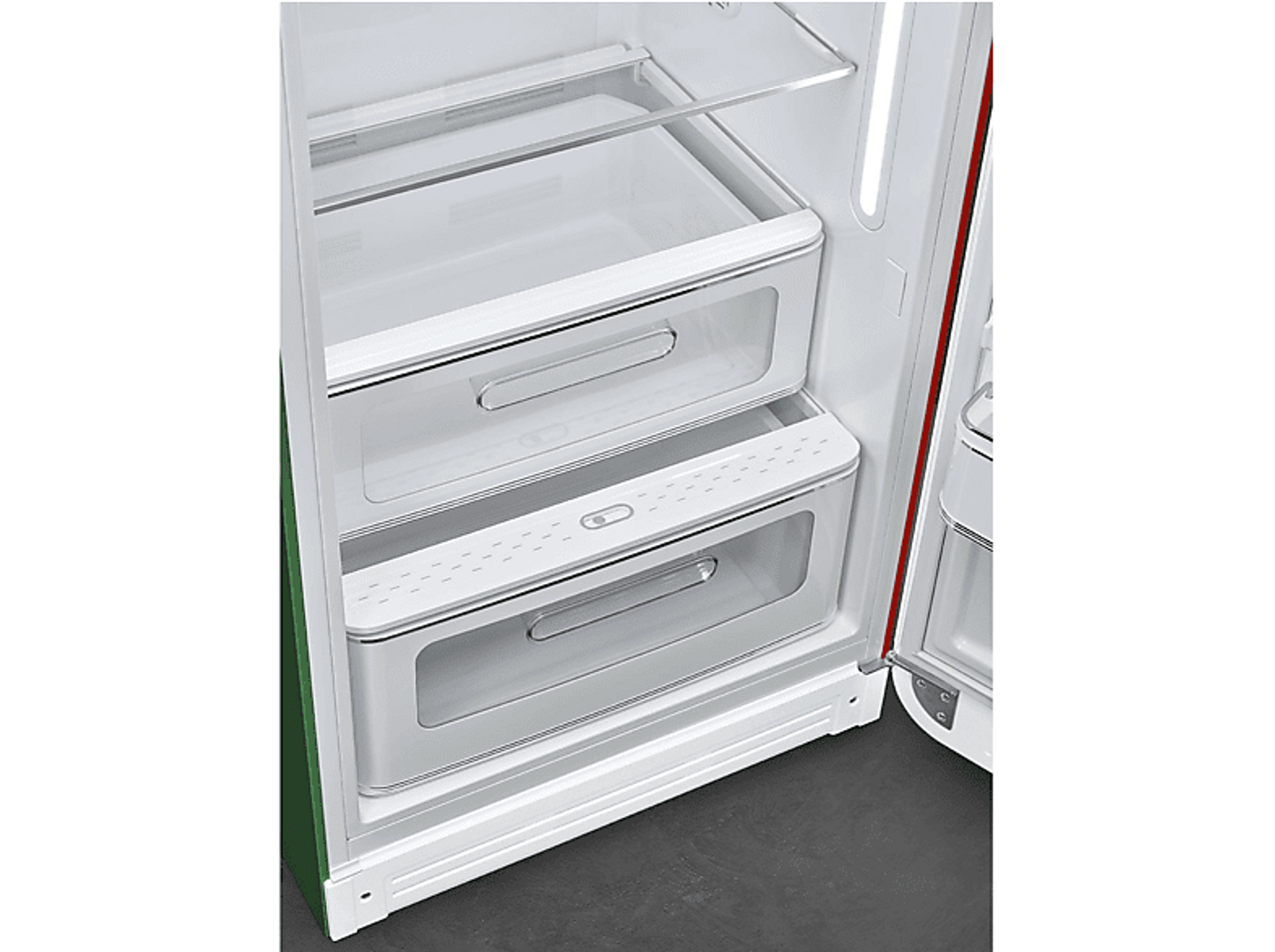Refrigerador abierto, mostrando interior blanco, cajones y panel lateral verde.
