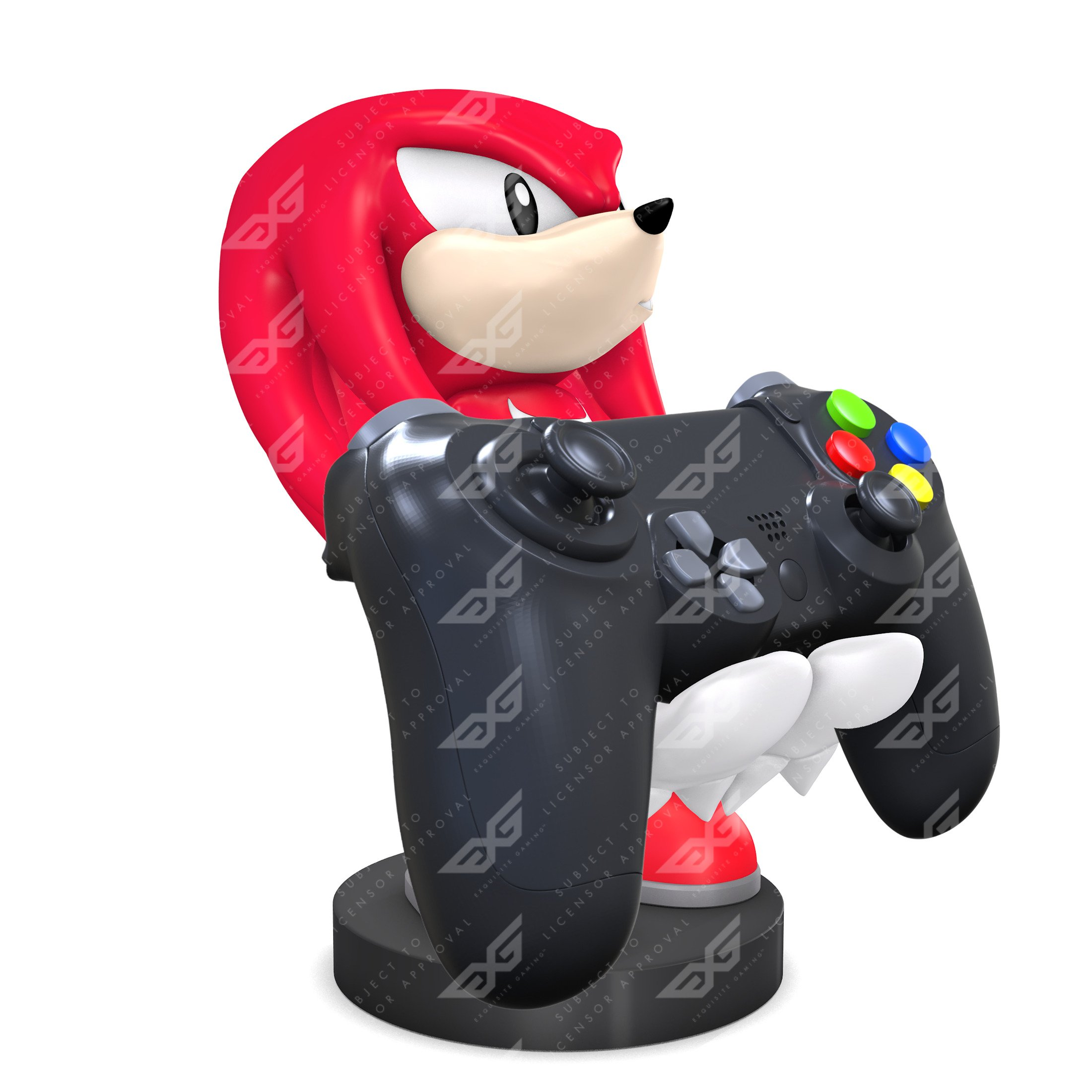Figura di Knuckles che tiene un controller di gioco nero. La figura è su un supporto.