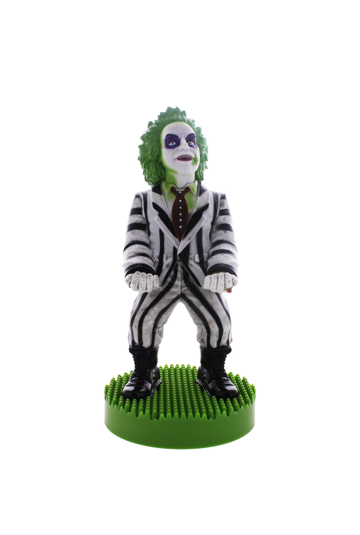 Beetlejuice-Figur in schwarz-weiß gestreiftem Anzug, steht auf grünem Sockel, weißer Hintergrund.