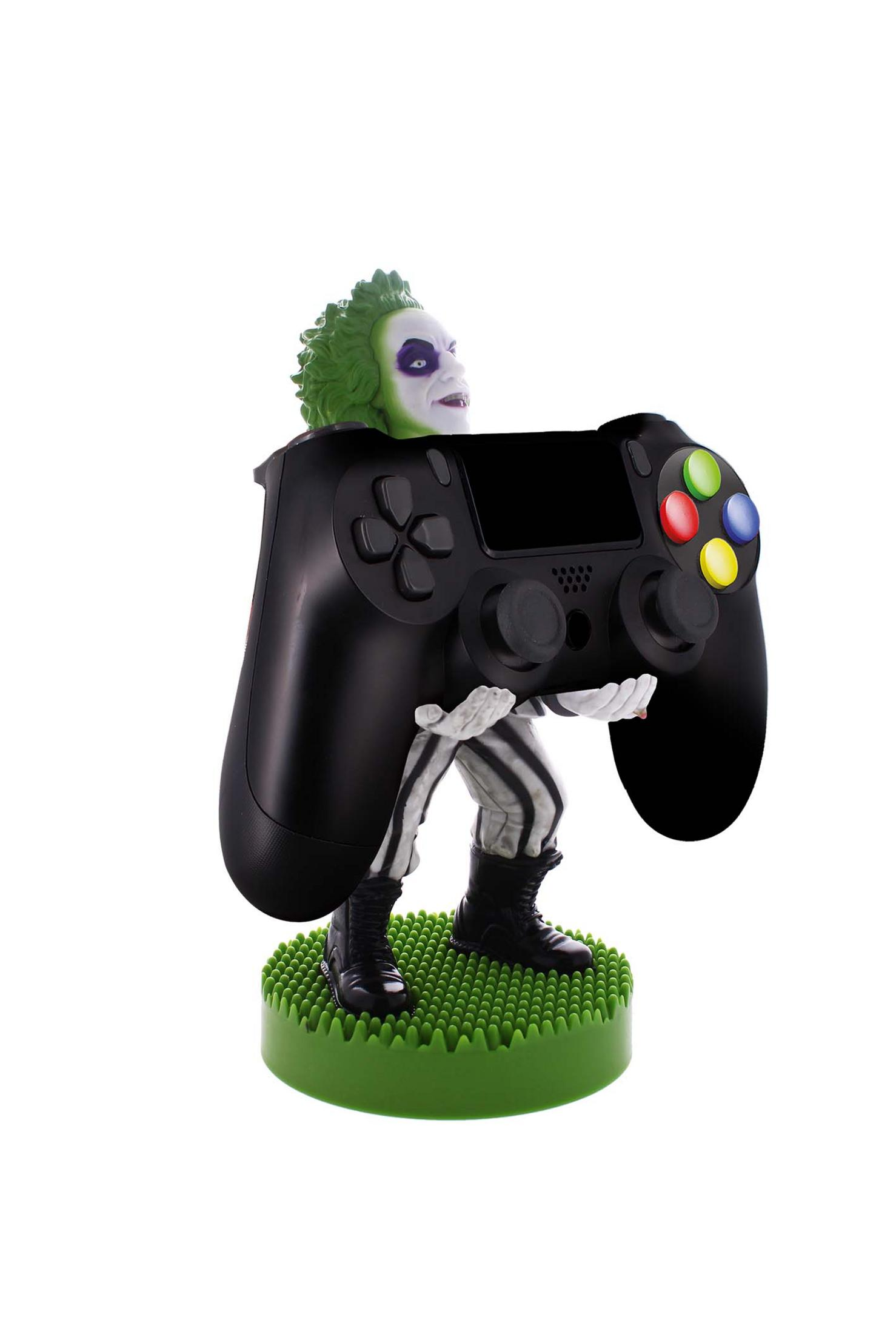 Beetlejuice-Figur, die einen schwarzen Gamecontroller hält. Grün strukturierte Basis.