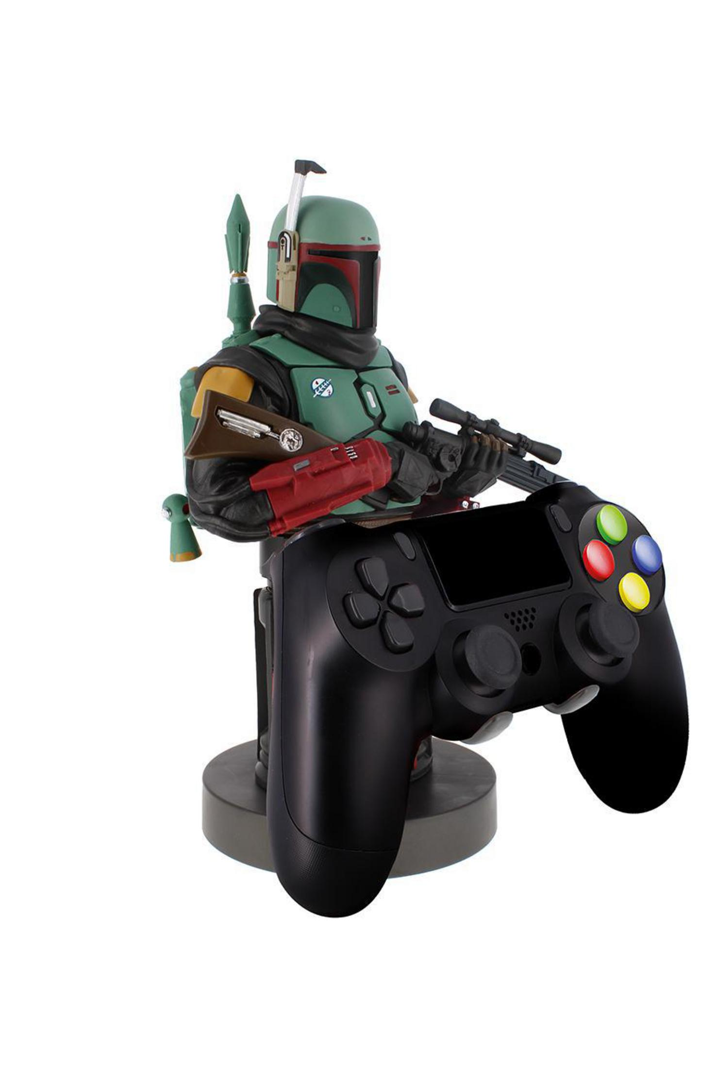 Una figura di Boba Fett tiene in mano un controller Playstation. La figura ha un elmetto verde ed è su un supporto.