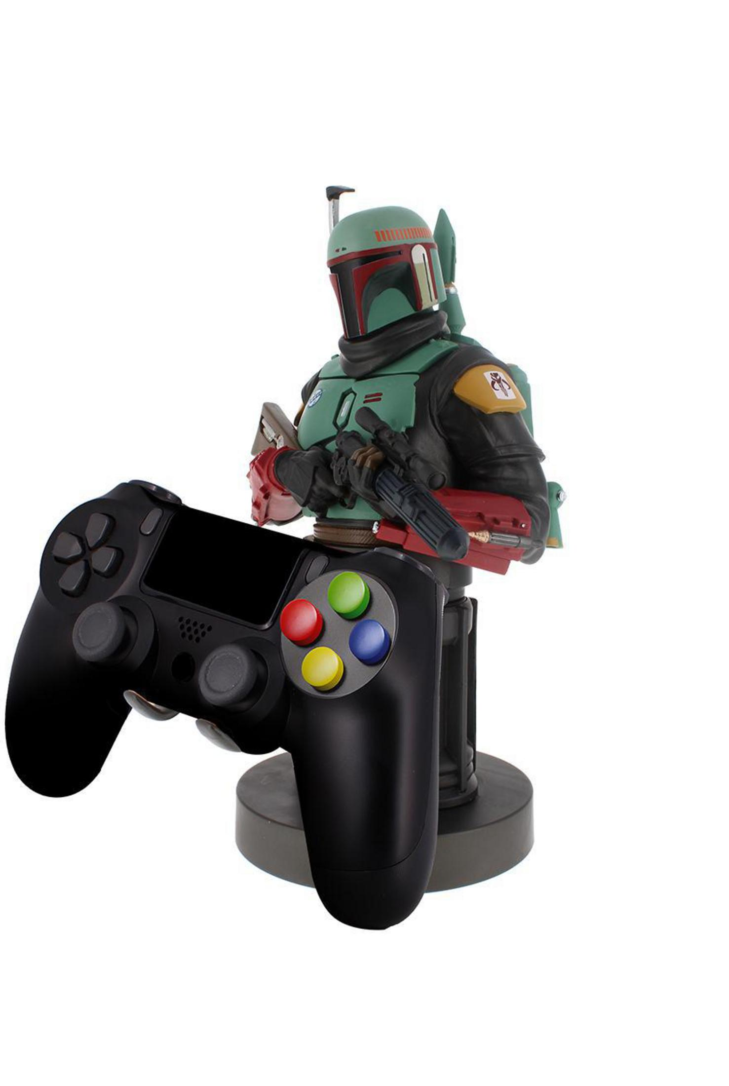 Una statuetta di Boba Fett che tiene un controller PlayStation nero.