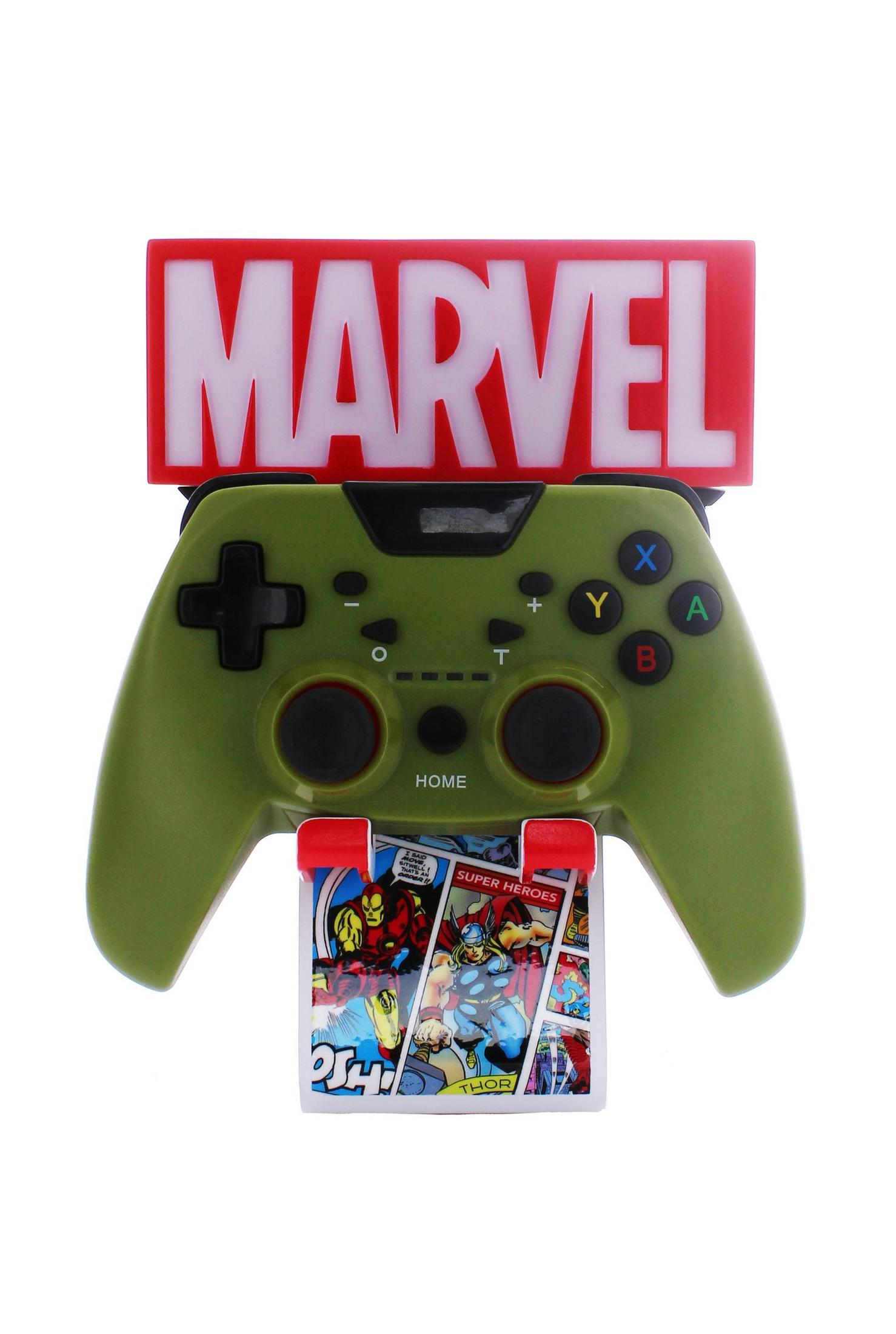 Un controller di gioco a tema Marvel con il logo Marvel in alto. Il controller è verde e presenta opere d'arte a fumetti.