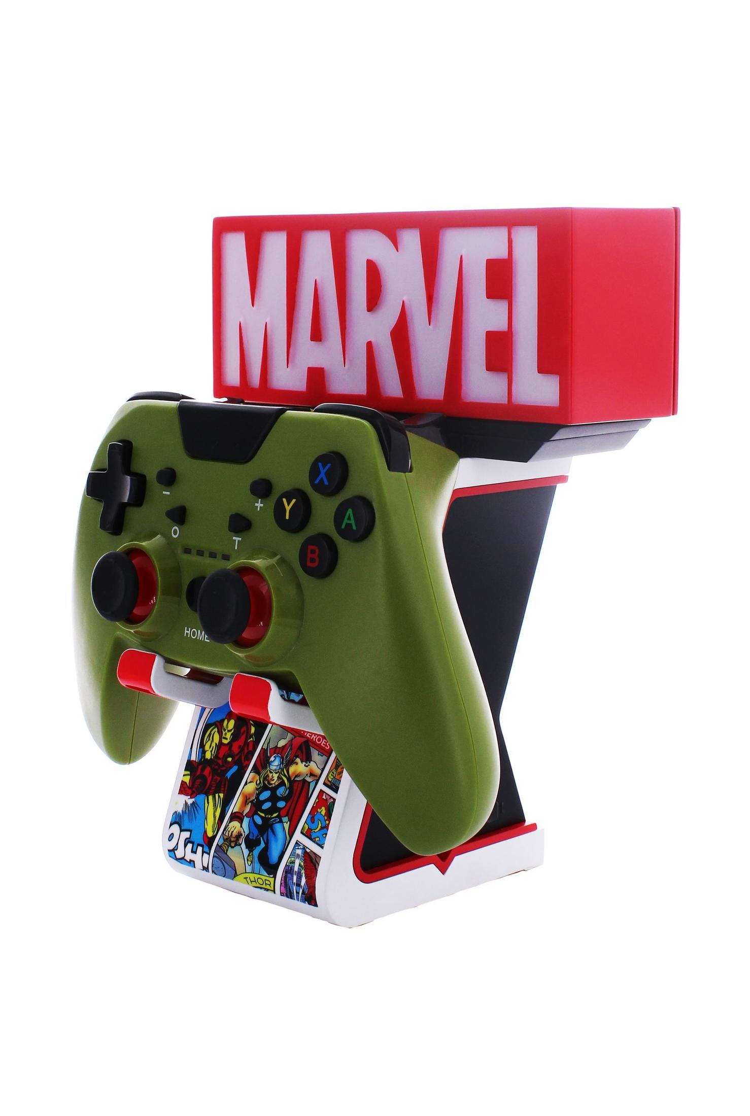Controller di gioco verde su un supporto con logo Marvel. La base ha immagini di fumetti.