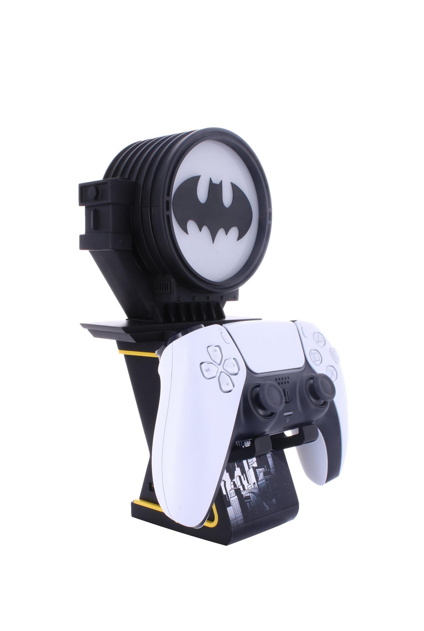 Supporto per controller a tema Batman con un controller Playstation 5 bianco. Ha un simbolo di pipistrello.