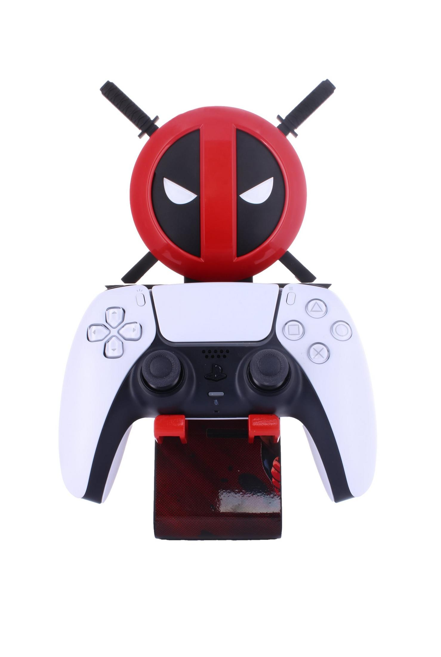 Supporto controller Deadpool con controller Playstation 5 bianco. Testa rossa di Deadpool con spade sopra.