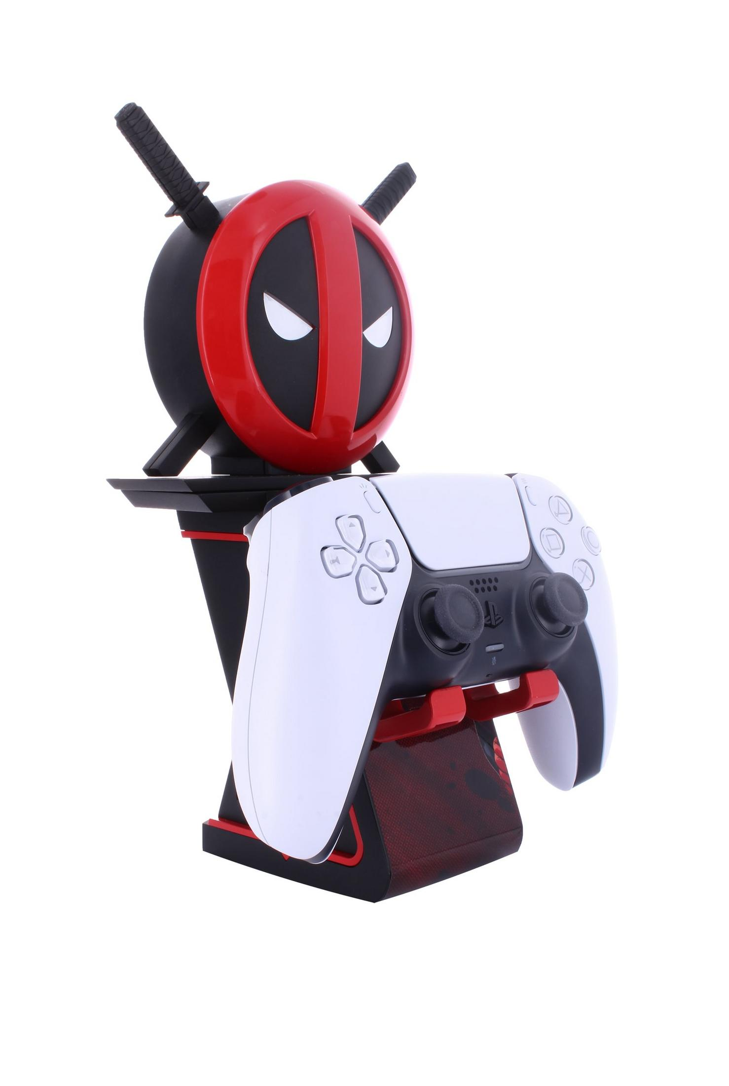 Supporto per controller PS5 a tema Deadpool. Il supporto ha la faccia di Deadpool e tiene un controller bianco.