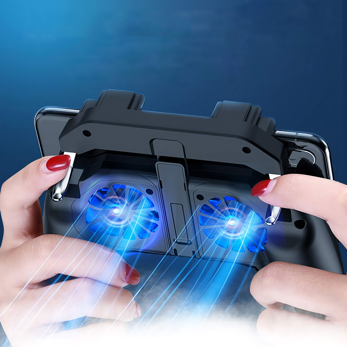 Un mando de juego negro se sostiene con dos manos. El mando tiene ventiladores de luz azul.