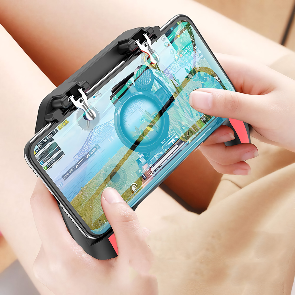 Una persona sosteniendo un smartphone con un controlador de juego adjunto, jugando un juego.
