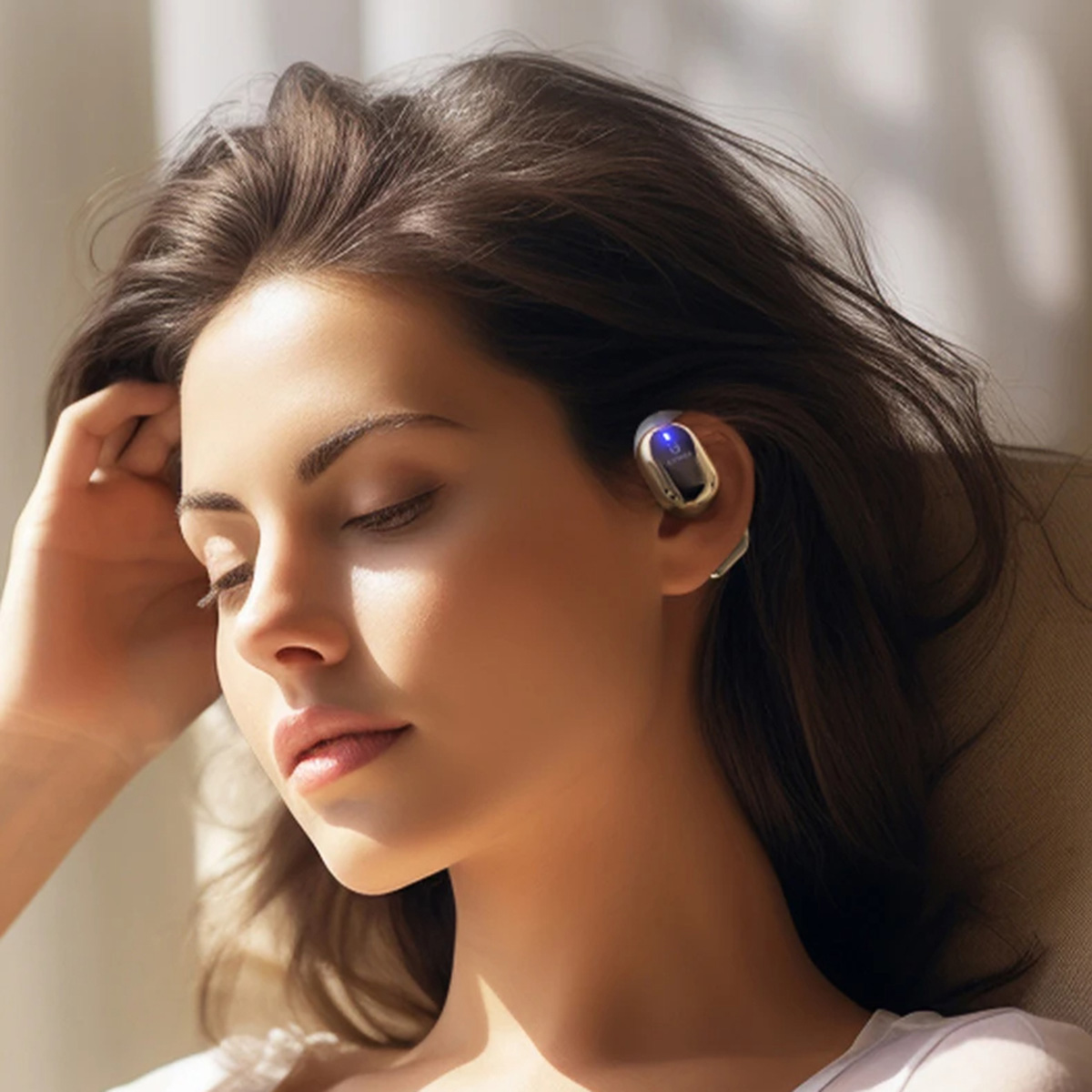 Una mujer con un auricular dorado, ojos cerrados, en posición relajada. Enfoque suave, fondo neutro.