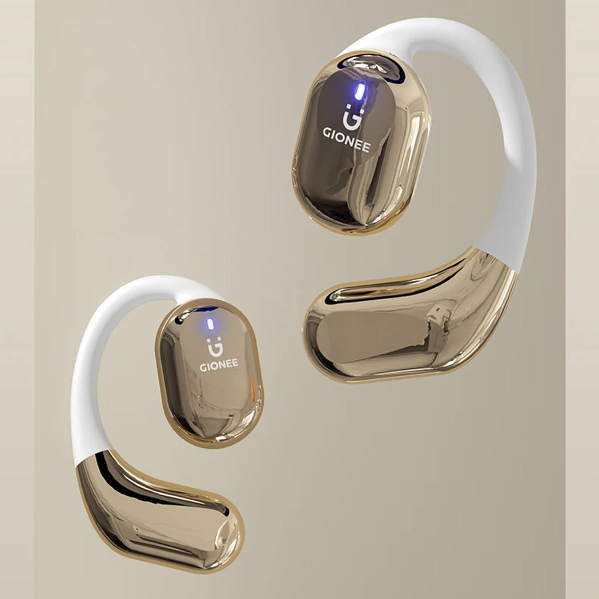 Auriculares GIONEE dorados y blancos. El diseño es curvo. El fondo es de color beige neutro.