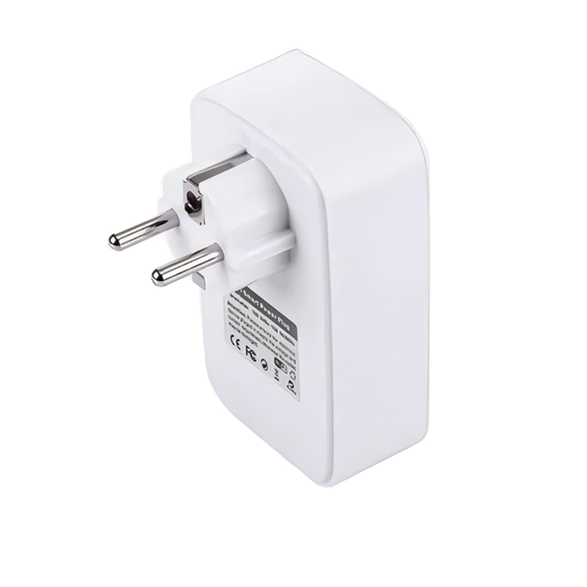 Un enchufe inteligente blanco con diseño de enchufe europeo, visto desde un ángulo.