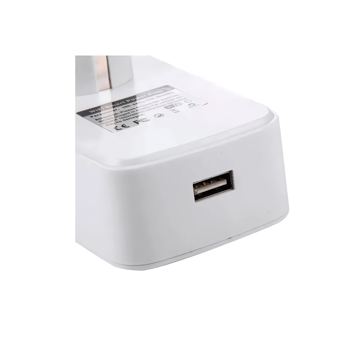 Cargador USB blanco con puerto USB. El cargador está sobre un fondo blanco.