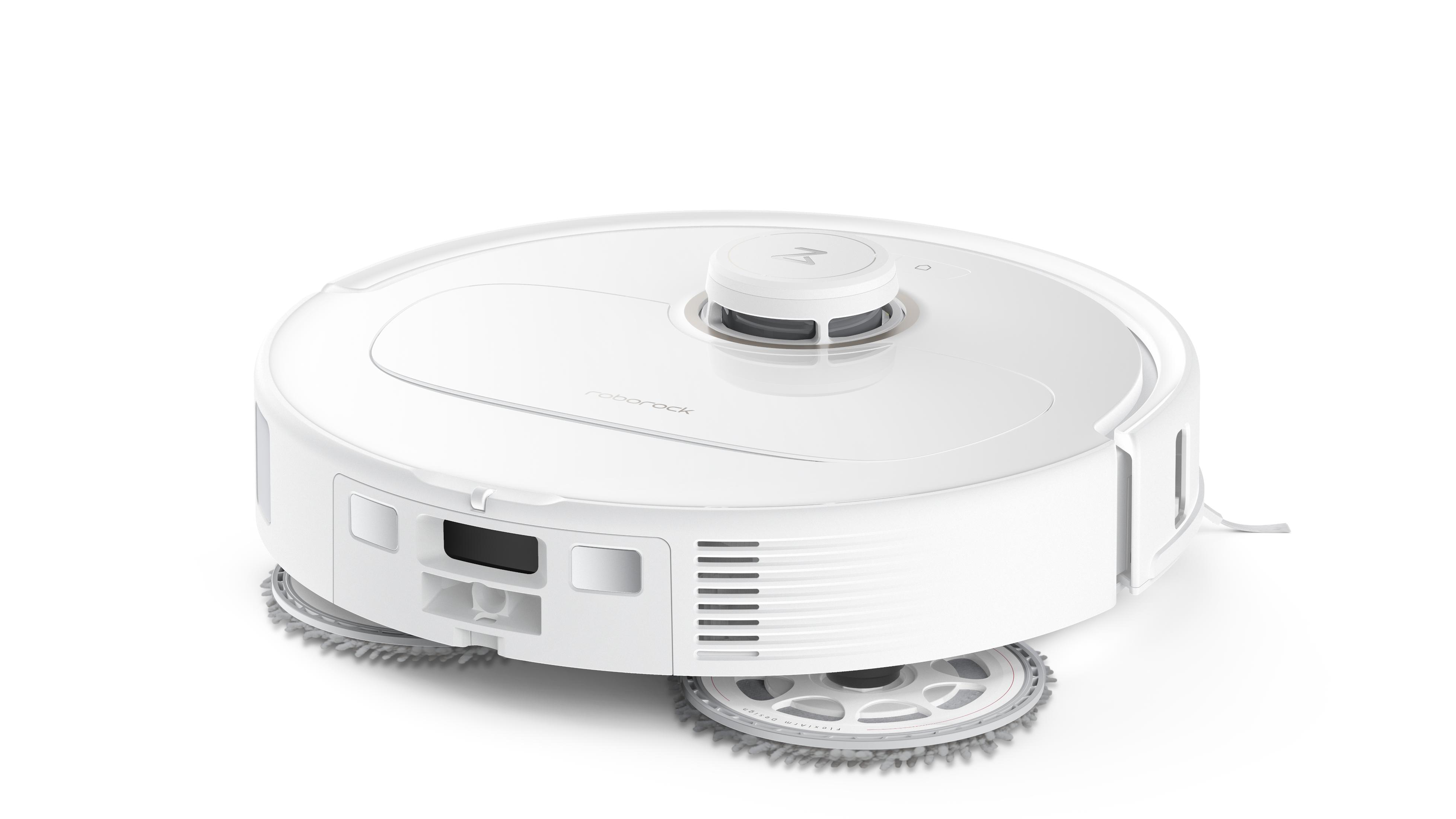 Biały robot sprzątający Roborock, ze szczotkami i czujnikiem górnym, odizolowany.