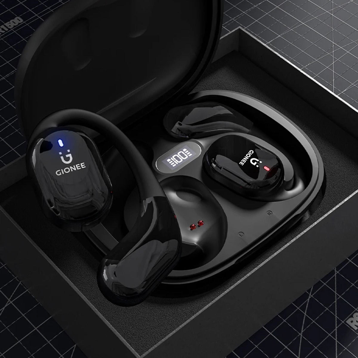 Auriculares Gionee negros en un estuche negro.