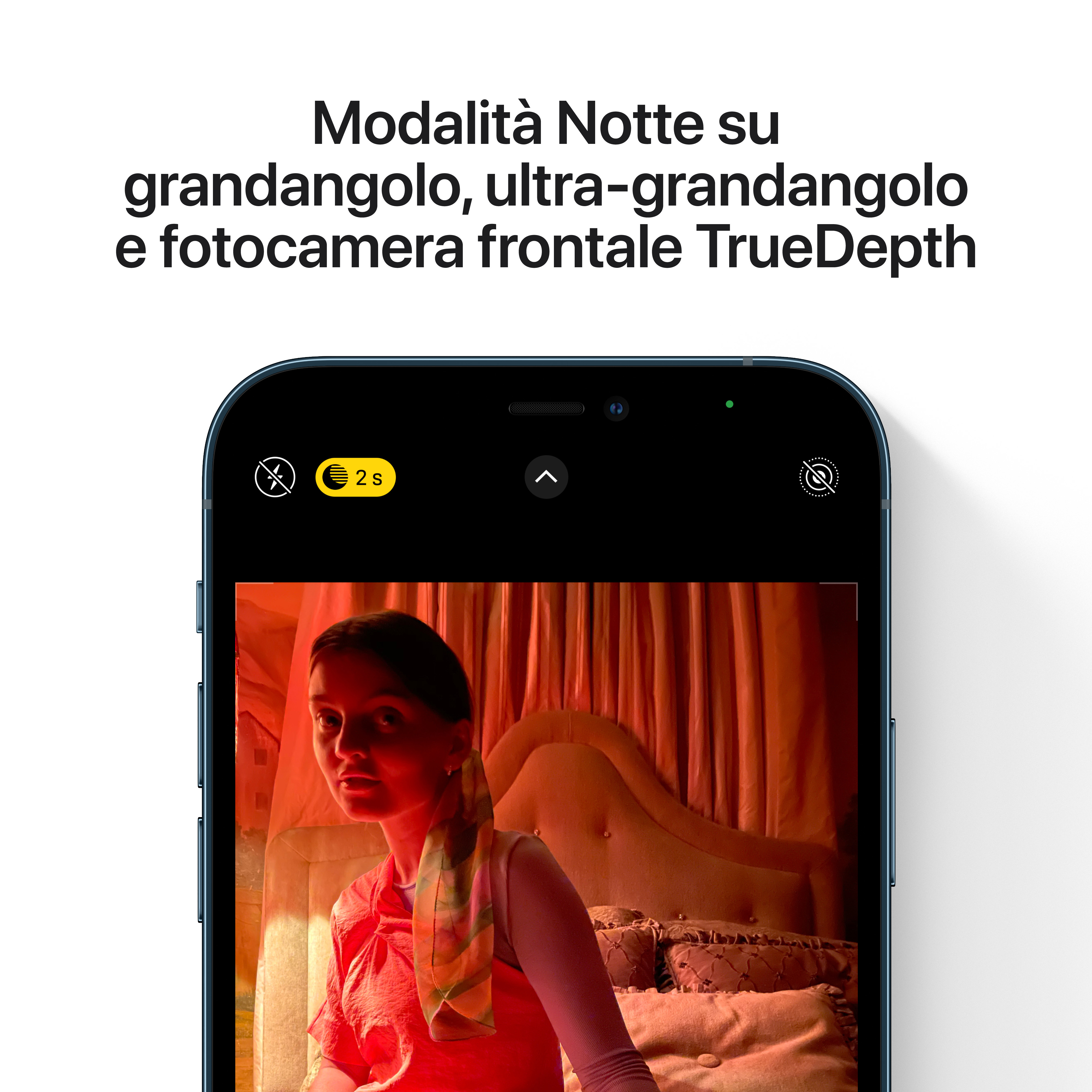 Schermo di smartphone che mostra il volto di una donna in una stanza con testo sopra.
