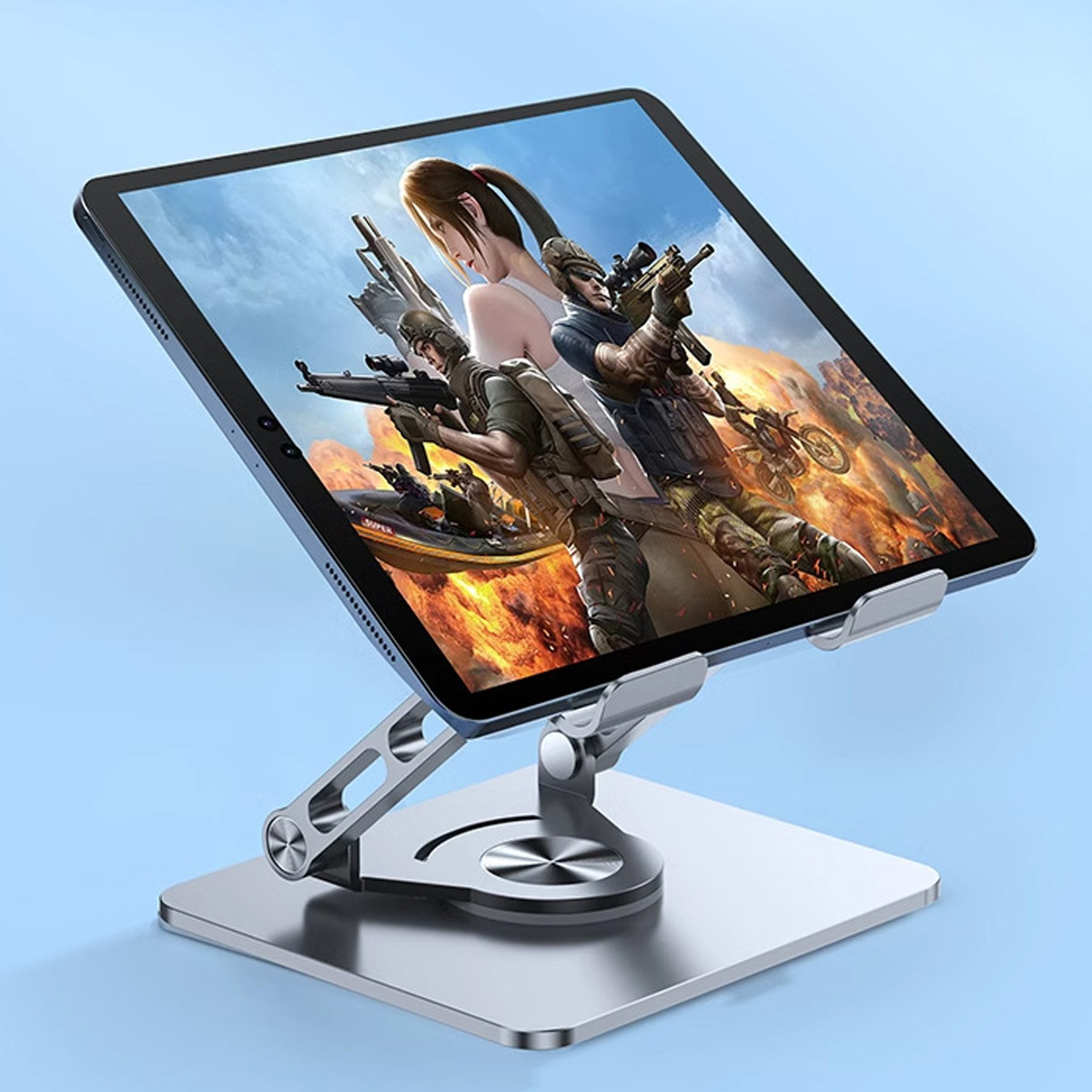 Ein Tablet, das ein Spiel anzeigt, auf einem silbernen, verstellbaren Ständer mit blauem Hintergrund montiert.